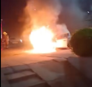 Carro pega fogo na Avenida Feitoria, em São Leopoldo