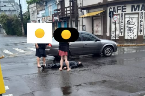 Acidente entre carro e moto deixa motociclista ferida no Centro e motorista do carro foge sem prestar socorro