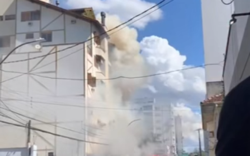 Incêndio atinge prédio no Centro de São Leopoldo na tarde desta terça-feira; bombeiros estão no local e rua foi isolada