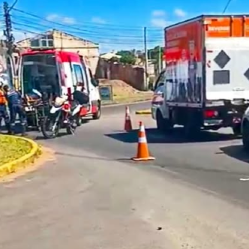 Acidente entre caminhão e motocicleta causa congestionamento na Avenida Senador Salgado Filho