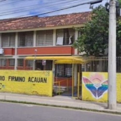Famílias protestam contra retirada das séries iniciais em escola estadual no bairro Santos Dumont