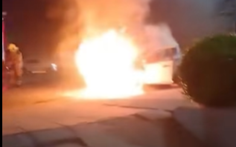 Carro pega fogo na Avenida Feitoria, em São Leopoldo